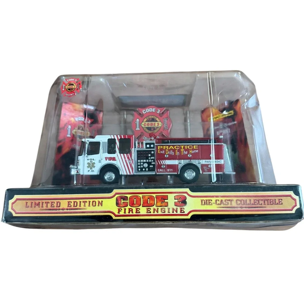 Code 3 Collectibles‎ Ferrara Inferno Fire Engine Limited Edition Die-Cast 1/64